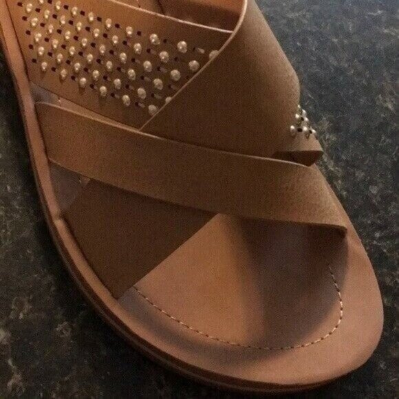 Women Summer Shoe Sandal Size 6.5 Tan/Camel Slip On Slides Studded New in Box - Picture 5 of 9